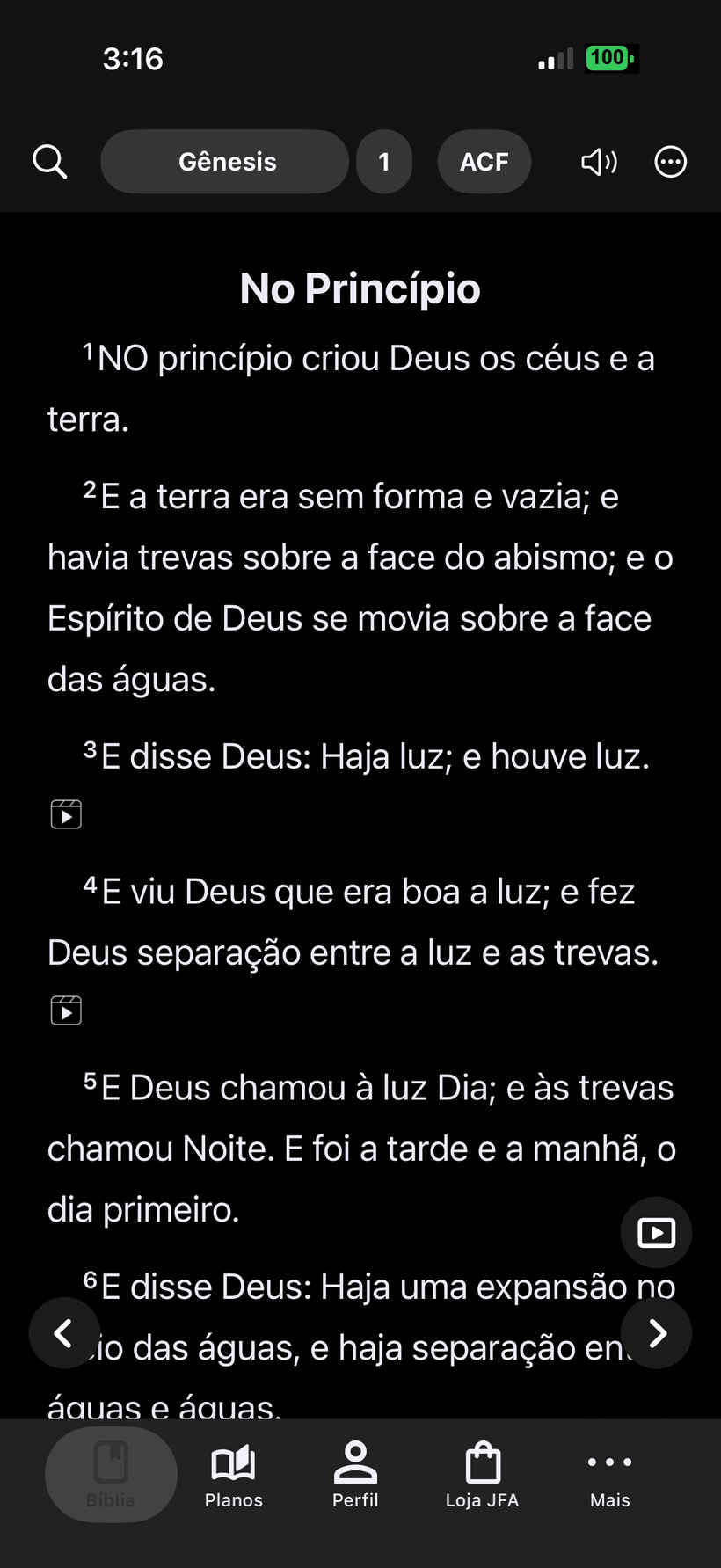 Leitura de Gênesis no tema escuro do app Bíblia JFA